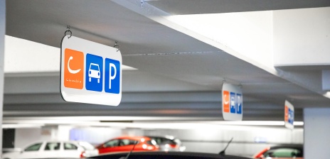 Ein Cambioschild hängt in einem Parkhaus.