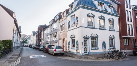 Ein Straßenzug in der Neustadt. 