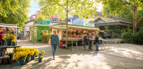Eine junge Frau schlendert über den Findorffmarkt