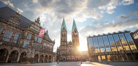 Zu sehen ist der Bremer Dom. Links davon steht das Rathaus und rechts die Bremer Bürgerschaft.