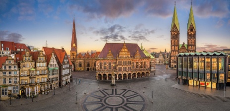 Ein Panoramablick auf den Bremer Marktplatz umringt von Rathaus, Dom, Bürgerschaft und historischen Gebäuden.