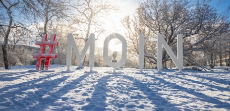Schriftzug "Moin" in den Wallanlagen mit Schnee bedeckt
