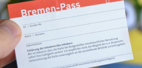 Eine Hand hält den Bremen-Pass; Quelle: bremen.online/MDR
