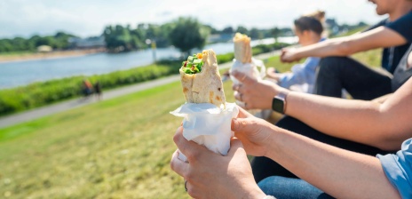 Ein Rollo wird am Osterdeich gegessen.