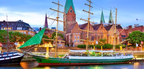 Das Schiff Alexander von Humboldt am Anleger vor der Martinikirche am Abend