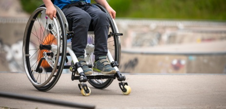 Eine Person im Rollstuhl auf der Skateanlage. 