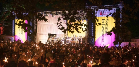 Menschen und Lichter bei Sommer in Lesmona.