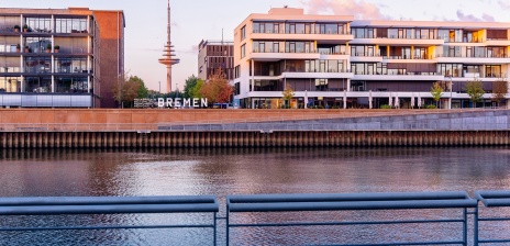 Vom Wasser aus blickt man auf die Gebäude am Europahafen.