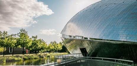 Universum Bremen - Außenansicht mit Eingangsbereich. 