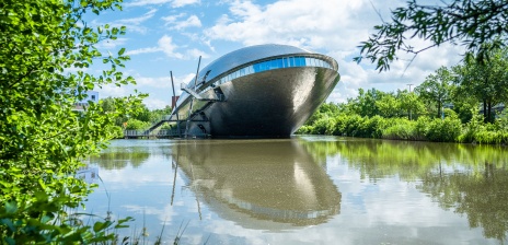 Das Universum Bremen ist von einem kleinen See umgeben. 