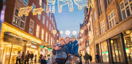 Das Foto zeigt eine Familie in der Sögestraße Bremen.