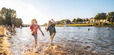 Kinder spielen am Strand.