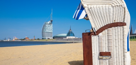 An einem Strand in Bremerhaven steht ein Strandkorb.