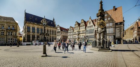 A group is led around Bremen's market square by a city guide.