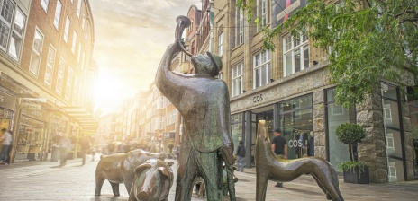 Bronzenes Denkmal in der Sögestraße mit einem Hirten, Hund und Schweinen.
