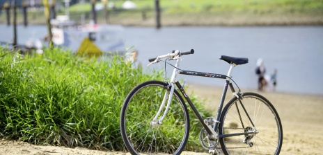 Ein Fahrrad an dem Weser Strand