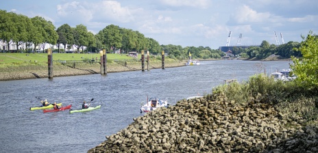 Kanufahrer auf der Weser bei schönem Wetter 