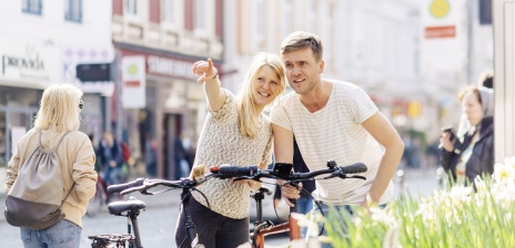 Ein Paar ist im Bremer Viertel mit dem Fahrrad unterwegs. 