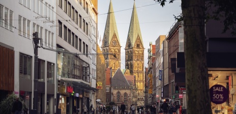 Am Ende der Obernstraße sieht man den von der Sonne angestrahlten Dom. 