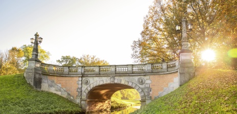 Die Melchersbrücke im Bürgerpark an einem schönen Herbsttag. 
