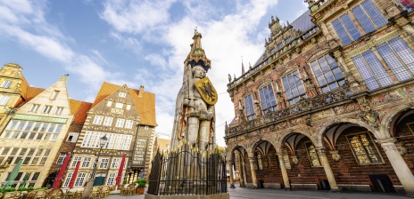 Ein Blick auf den Bremer Marktplatz mit Rathaus und Roland.