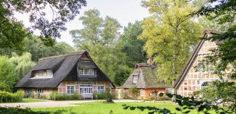 Außenansicht des Gebäudes "Haus im Schluh" in Worpswede. 