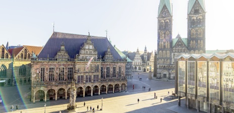 Der Bremer Marktplatz von oben. Sowohl das Rathaus als auch der St. Petri-Dom und der Roland sind zu sehen. 