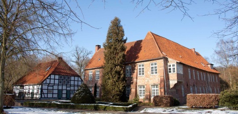 Die Burg Blomendal in winterlicher Landschaft.