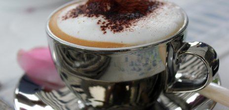 Eine Tasse mit Cappuccino