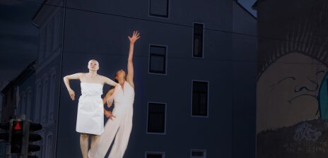 Die Bilder von Tänzer*innen werden an eine Hausfassade im Bremer Viertel projiziert. 