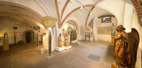 Das Foto zeigt einen Blick ins Erdgeschoss des Dom-Museums im St- Petri-Dom.