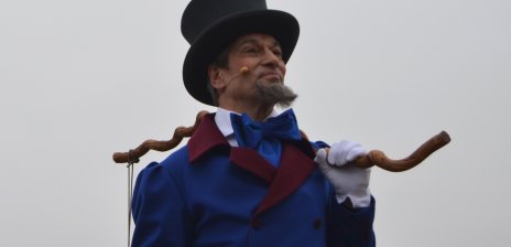 Ein Schauspieler mit Ziegenbart, Wanderstock, Zylinder und blauem Anzug; Quelle: WFB/bremen.online - MDR