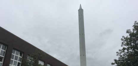 Der Fallturm Bremen in einer grauen Wolkendecke