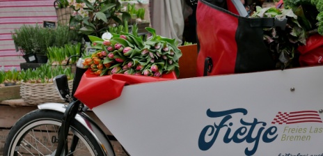 Ein Lastenrad mit dem Schriftzug "Fietje" beladen mit Blumen