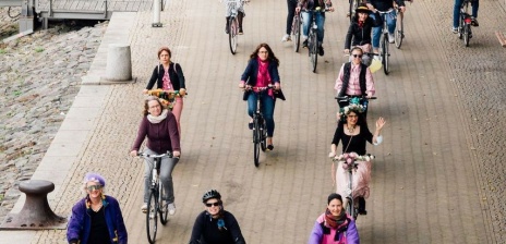Frauen fahren mit Fahrrädern an der Schlachte