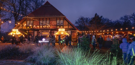 Der Weihnachtszauber Kränholm bei Nacht. Lichterketten sind über den Markt gespannt.