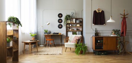 Ein Zimmer im Vintage-Look mit Holzmöbeln.