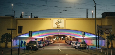 Ein Tunnel der in regenbogenfarbigen Licht beleuchtet ist. 