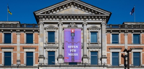 Außenansicht des Übersee Museum Bremen mit Banner "Offen für Neues".