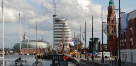 Yachthafen mit modernen Gebäuden im Hintergrund