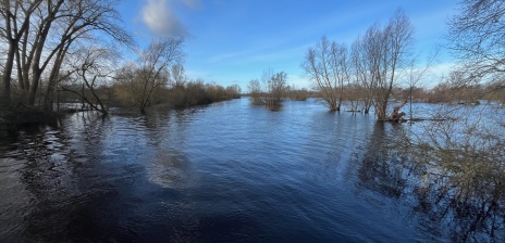 Felder und Wege in Borgfeld sind von Hochwasser überschwemmt.