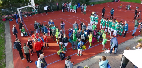 Menschen auf einem Sportplatz. 