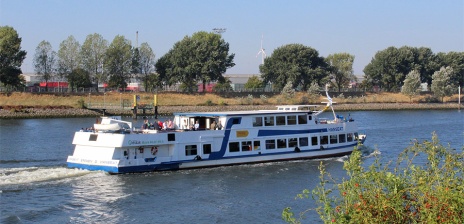 Das Schiff Hanseat fährt auf der Weser am Rablinghauser Strand entlang