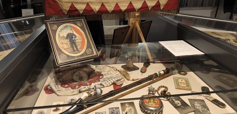 Miniatur-Figuren stellen eine Kriegsszene nach.
