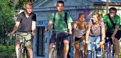 Junge Leute machen eine Radtour