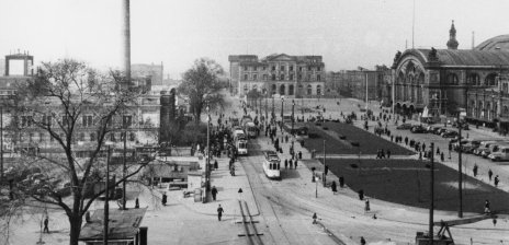 Historische Aufnahme zeigt den Bahnhofsvorplatz