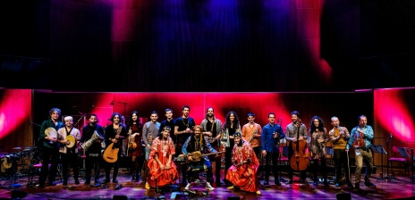 Under the title "Sonic Bridges", there is a collaboration between the Amsterdam Marmoucha Orchestra and the Moroccan guembri star Mehdi Nasouli.
