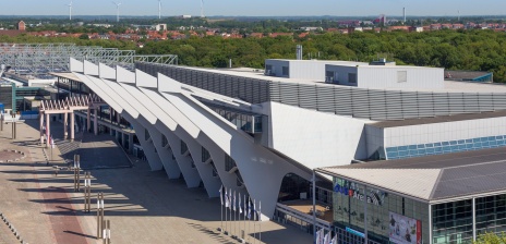 Eine Luftaufnahme von einem Teil der Messegebäude und der ÖVB-Arena.