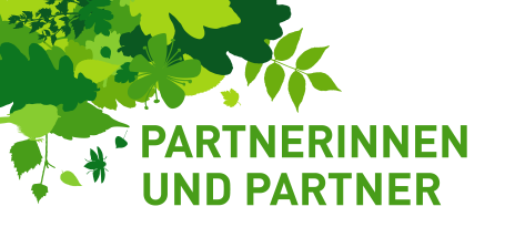 Weiße Grafik mit grünen Blättern und Tieren. Darüber steht "PARTNER:INNNEN"