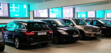 Eine Aufnahme in dem Parkhaus Stehpani, auf einer Etage mit parkenden Autos.